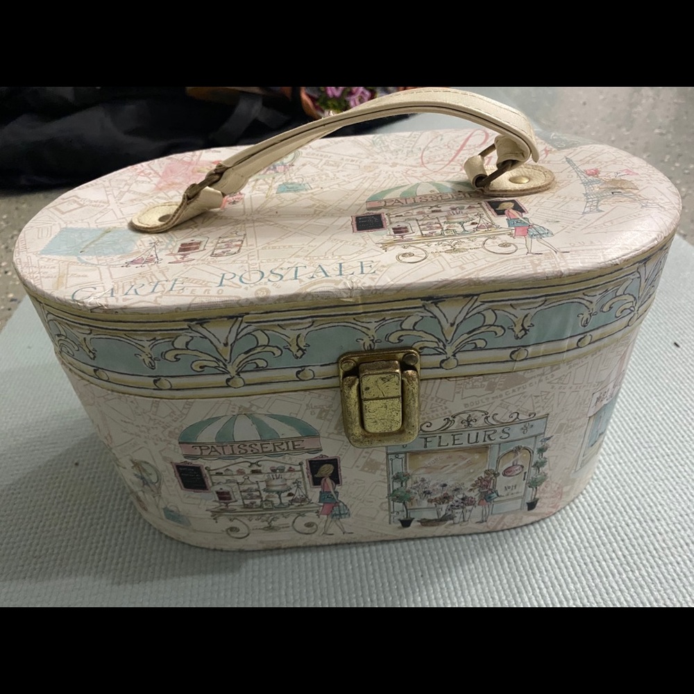 Jewelry box with mirror